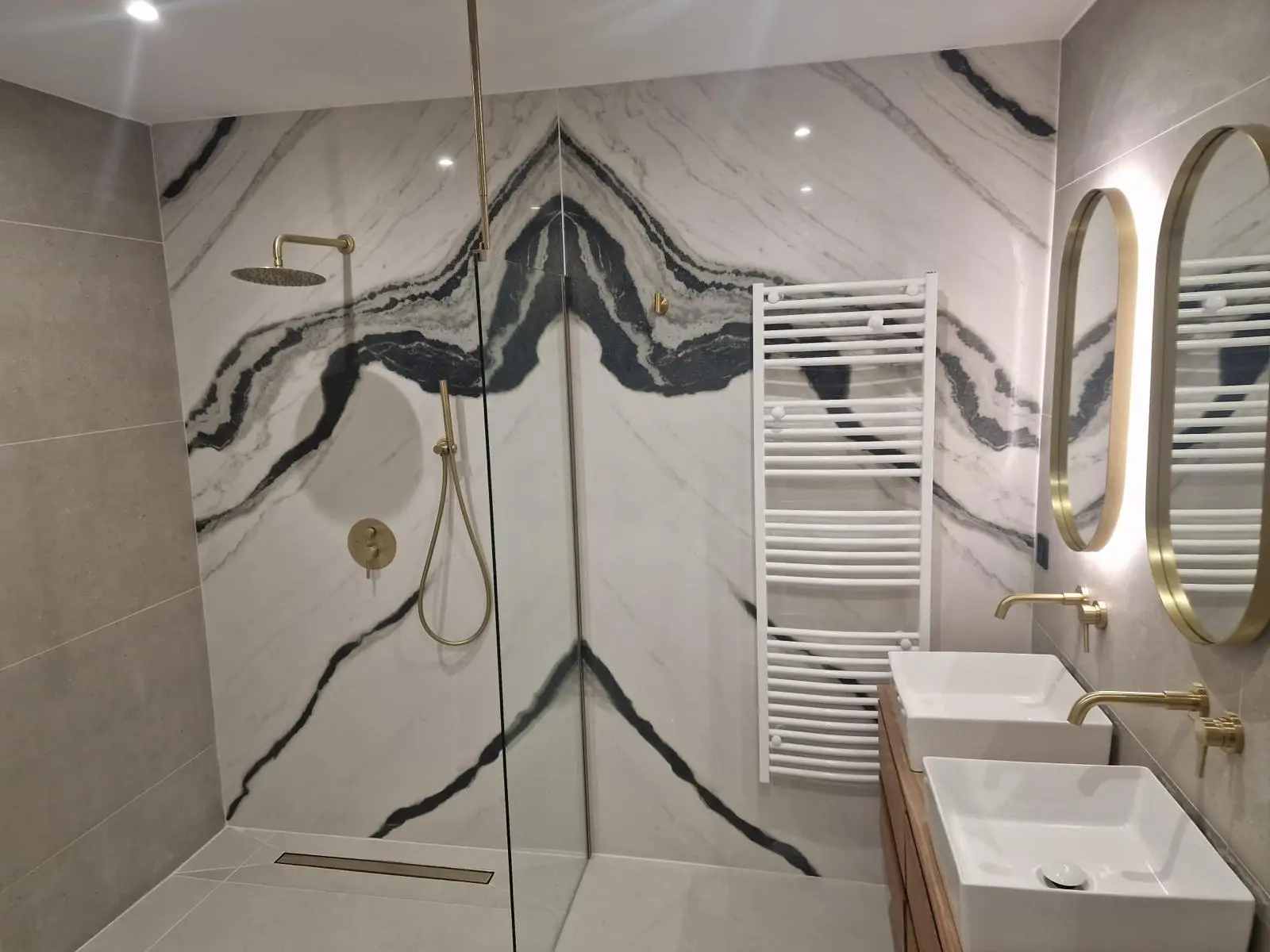 Salle de bain en marbre rénovée par VAT BÂTIMENT