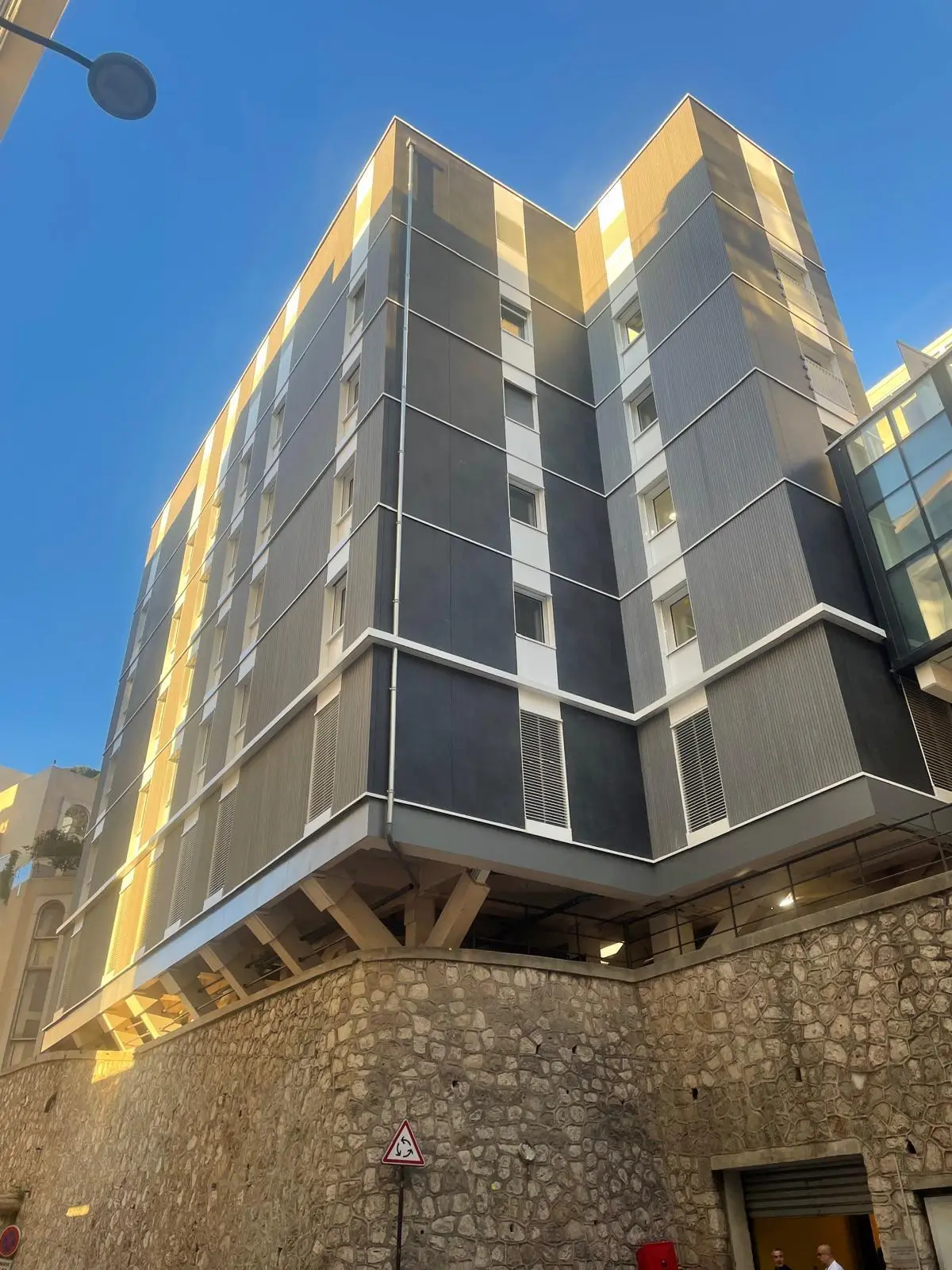 Façade contemporaine rénovée par VAT BÂTIMENT