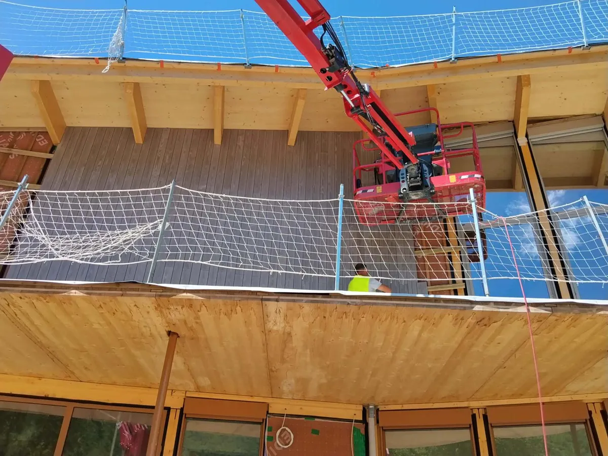 Détail du bardage sous la charpente bois