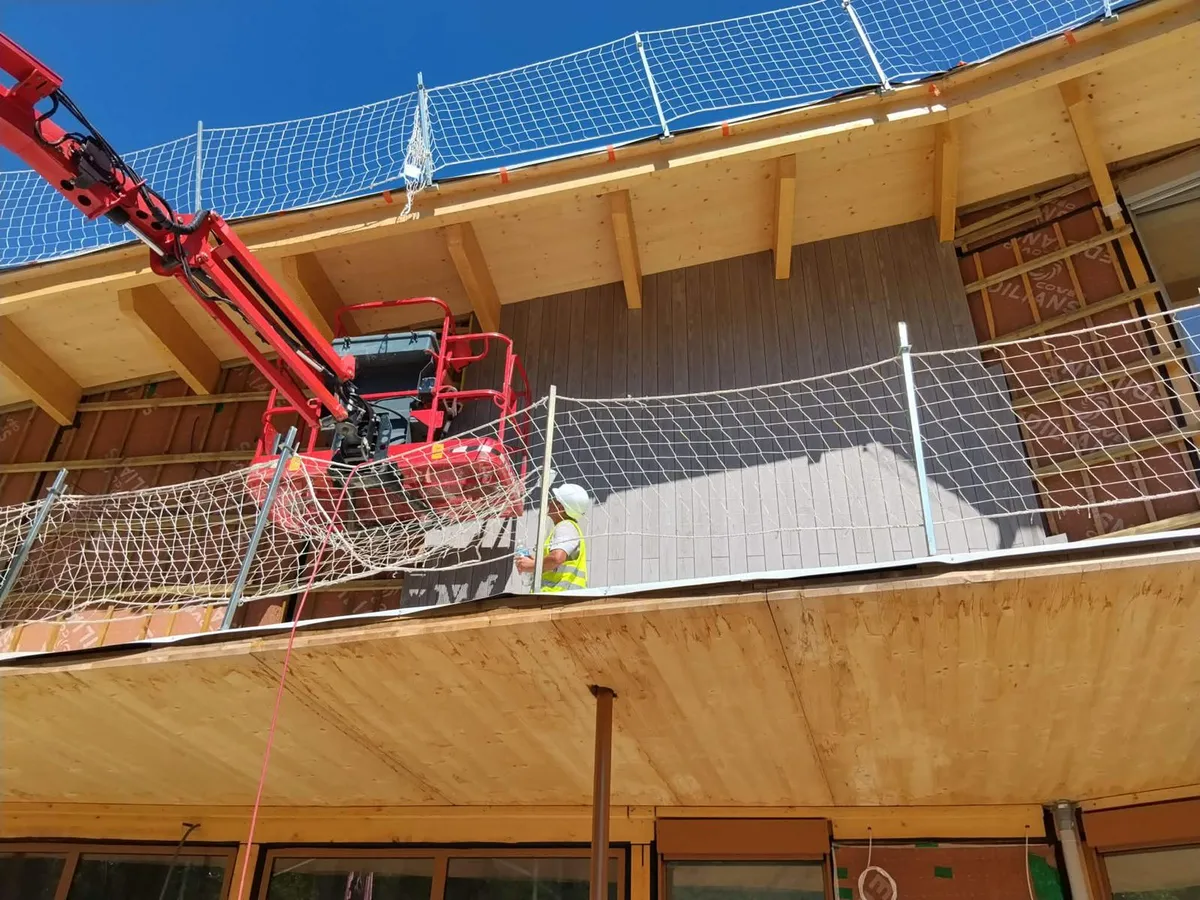 Pose du bardage bois sur la structure du bâtiment