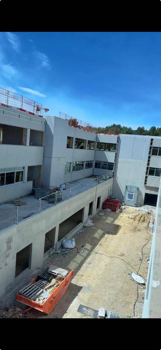 Chantier de bardage — vue d'ensemble du bâtiment