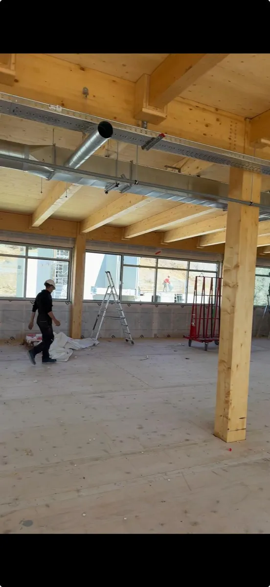 Structure bois du bâtiment en cours de bardage