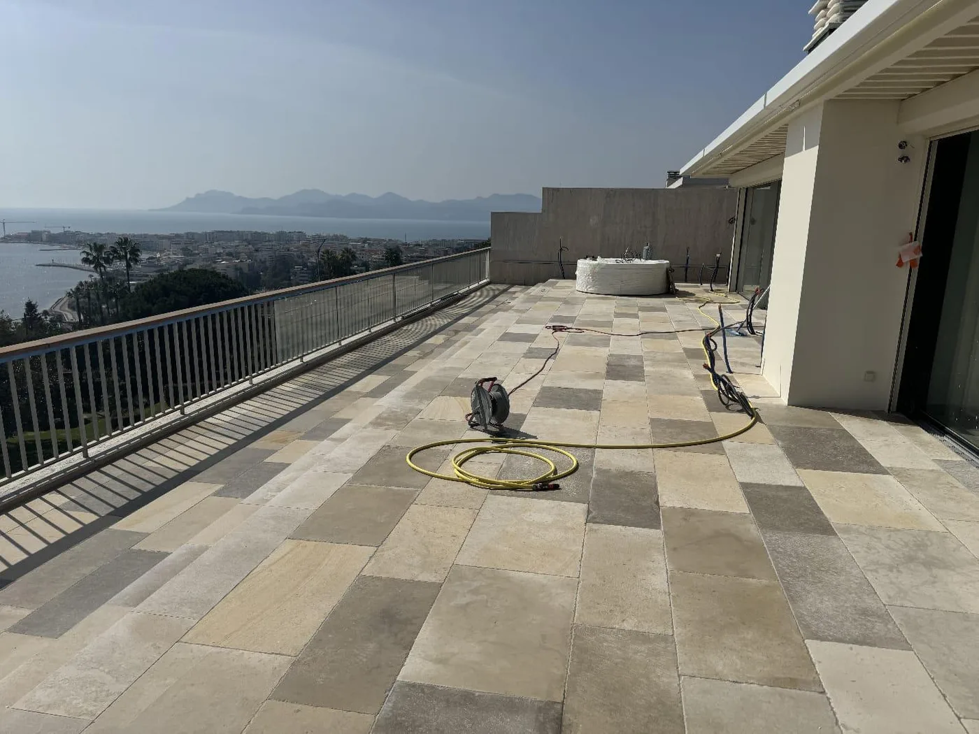 Terrasse carrelée sur toiture avec vue sur les collines