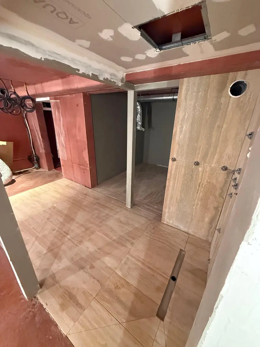 Salle de bain en cours, carrelage travertin