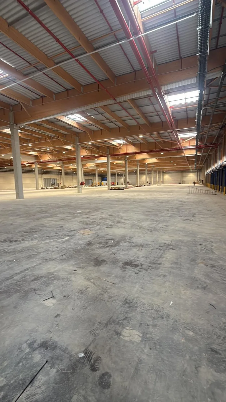 Grand local industriel rénové, dalle béton lissée et charpente bois