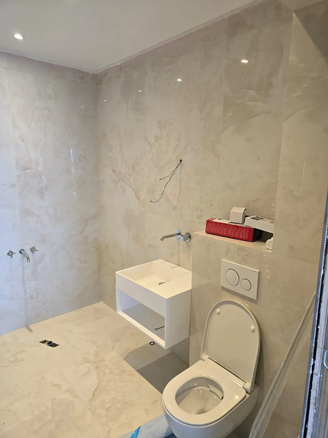 Salle de bain en marbre en cours de finition