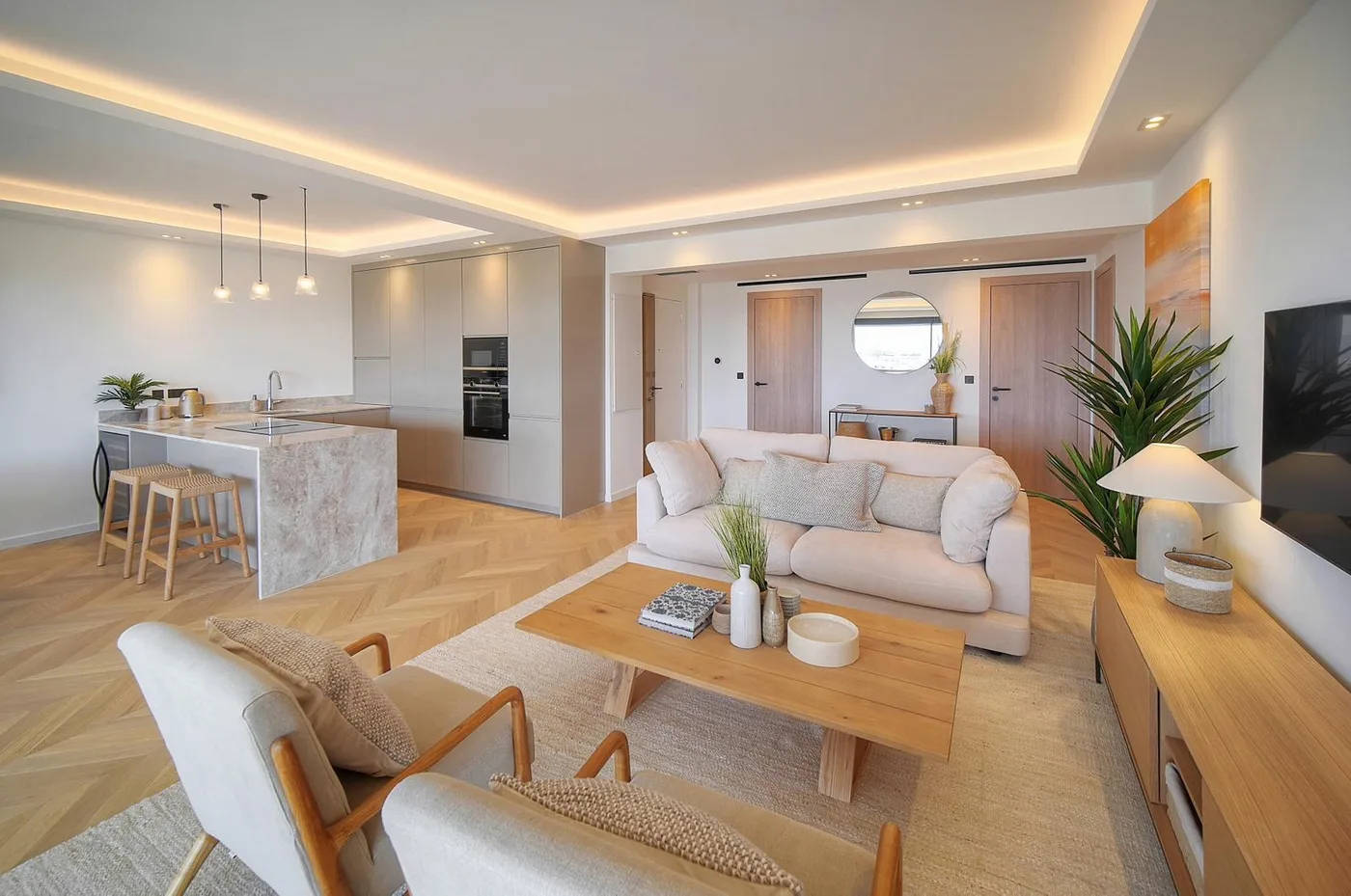 Séjour lumineux avec cuisine ouverte et parquet chevron