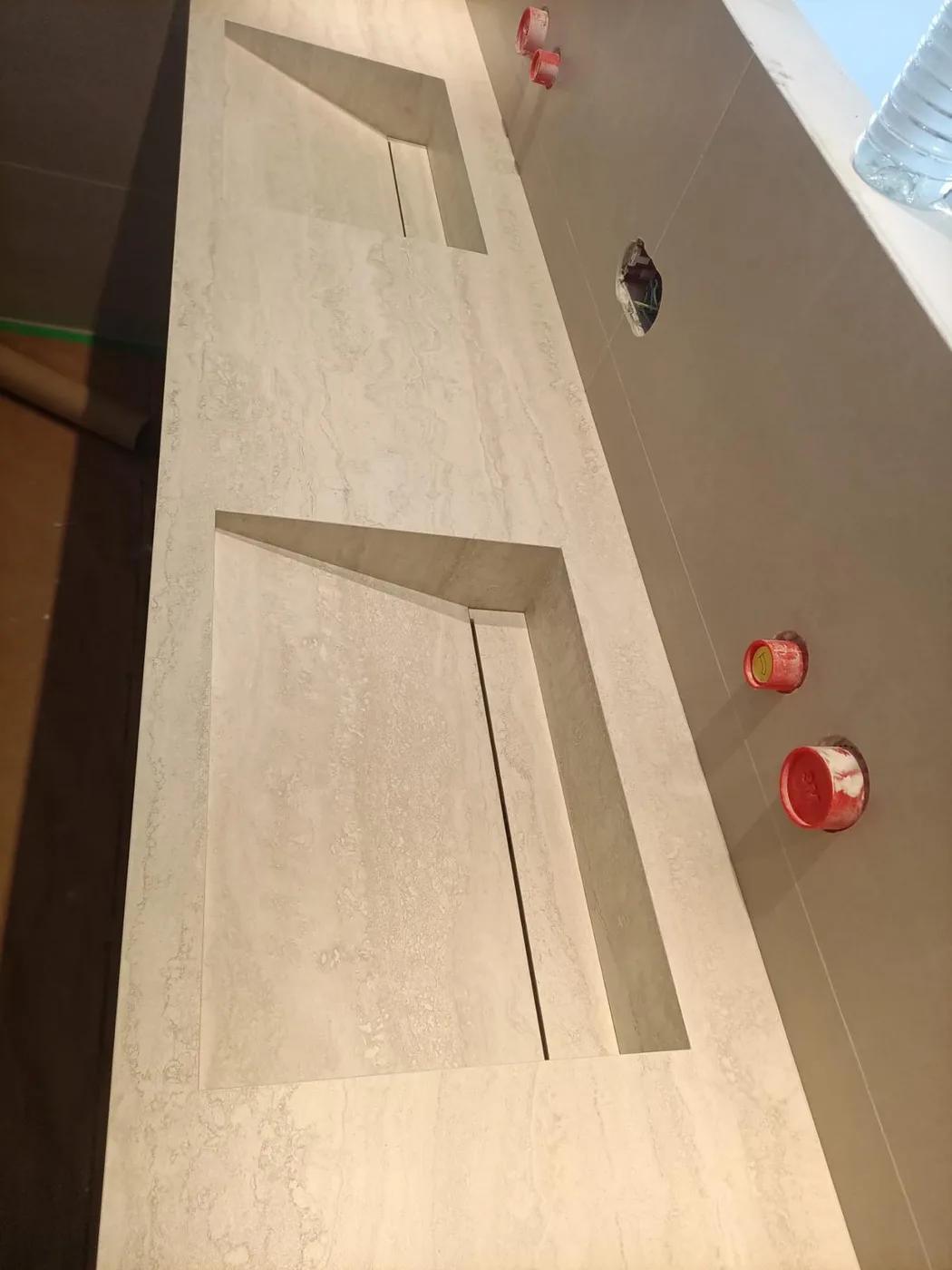 Habillage mural en pierre, finition soignée