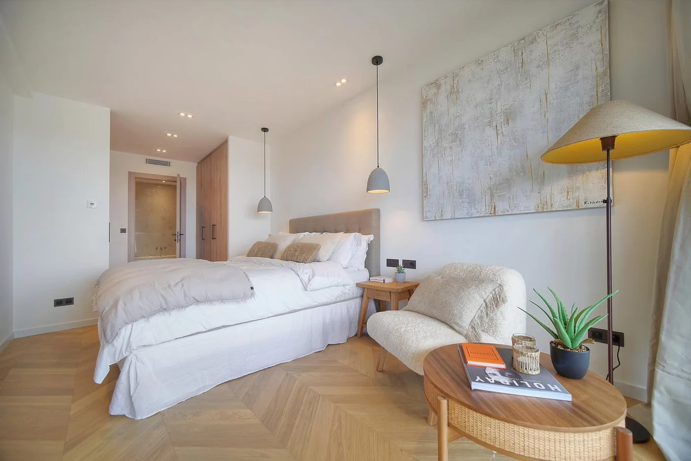 Chambre parentale, parquet chevron et éclairage design
