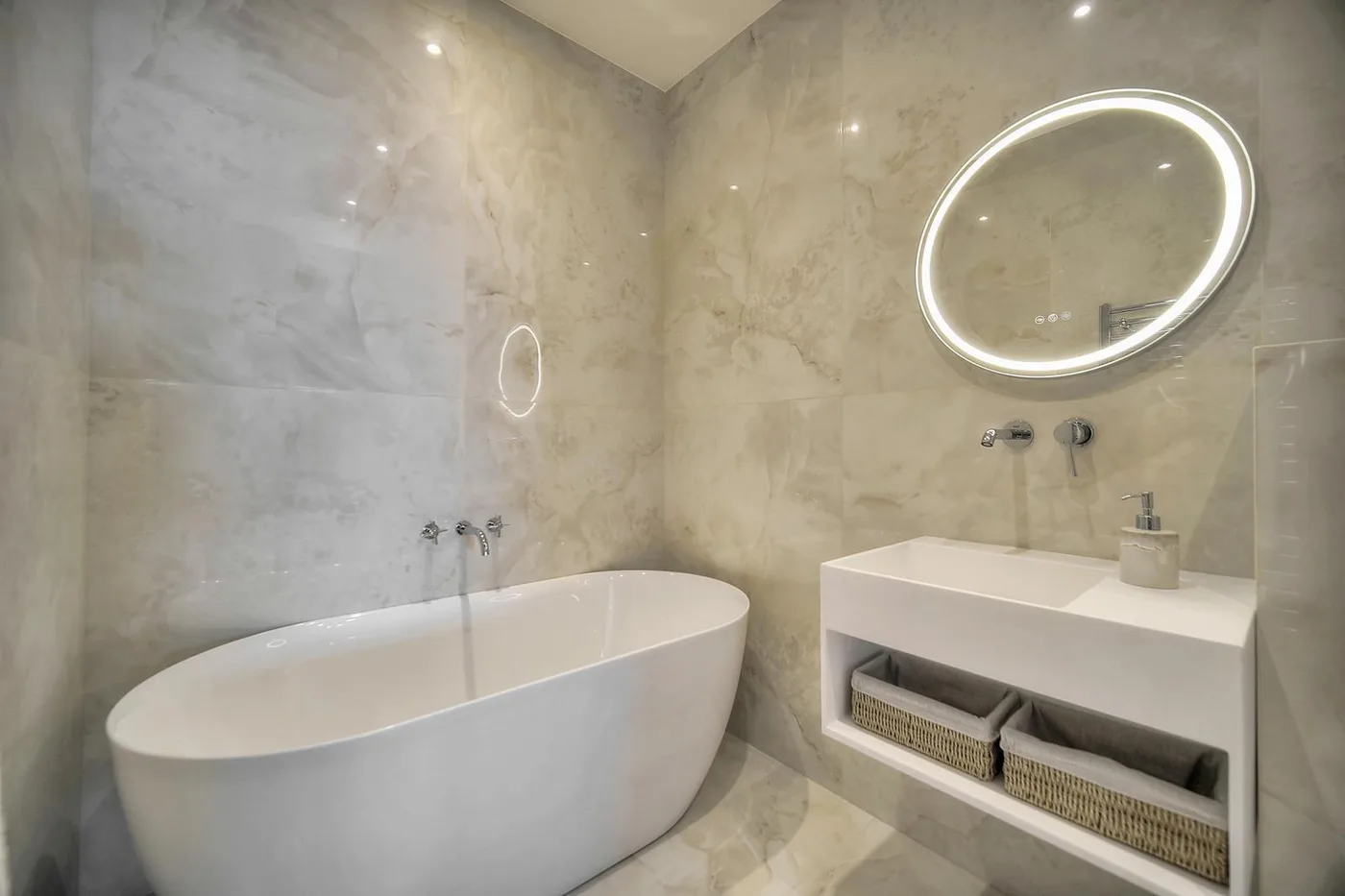 Salle de bain en marbre avec baignoire îlot