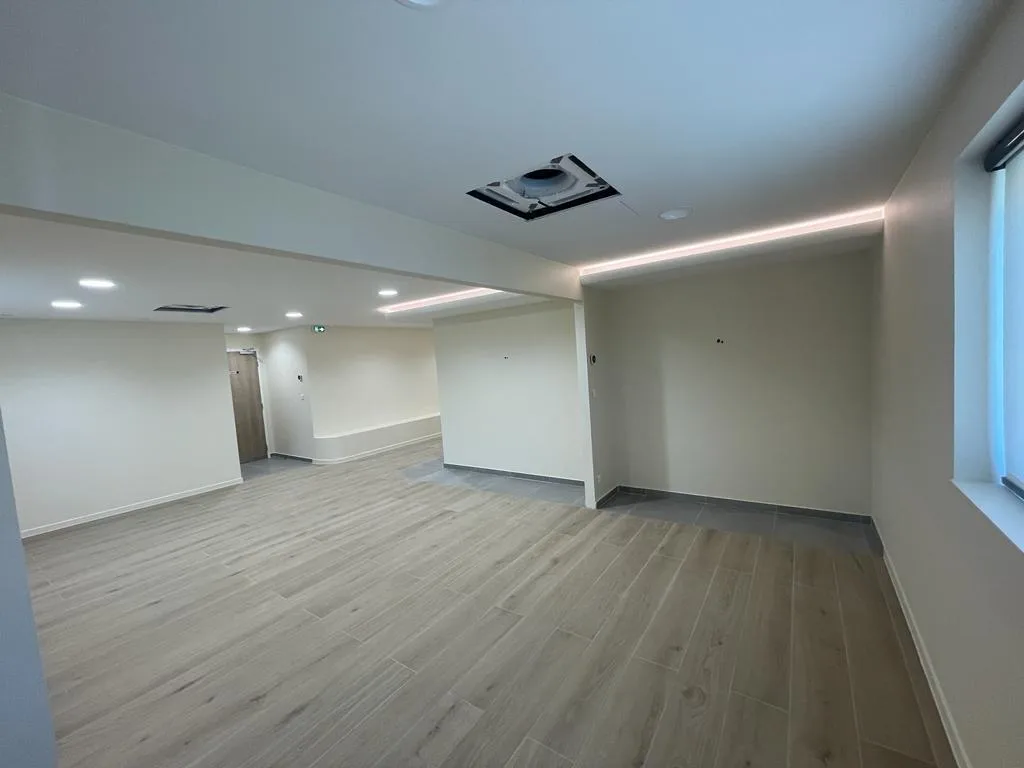 Pièce rénovée, parquet et faux-plafond avec spots LED