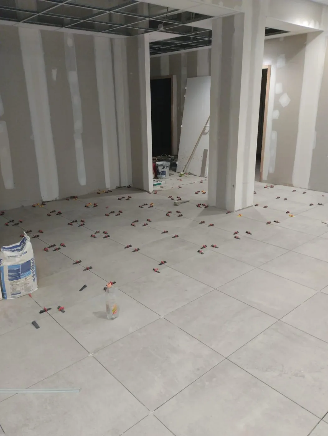 Cloisons en placo et sol carrelé en cours de chantier