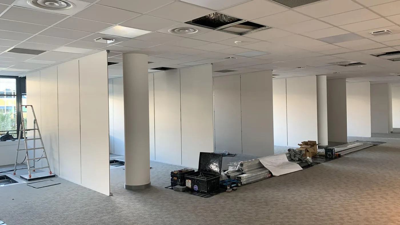 Plateau de bureaux rénové, cloisons et faux-plafond
