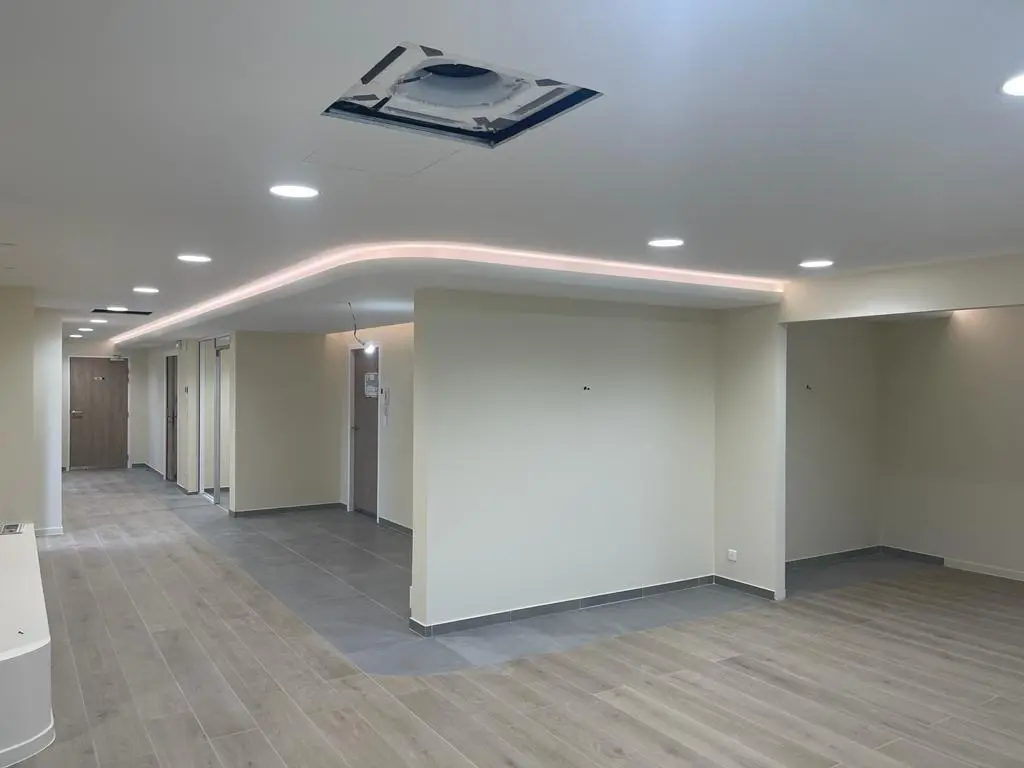 Faux-plafond design avec éclairage LED