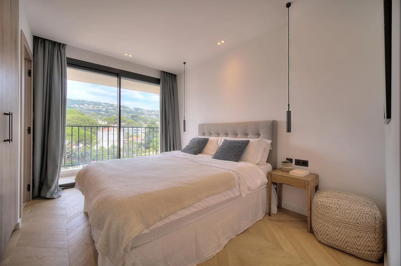Chambre avec baie vitrée et vue panoramique