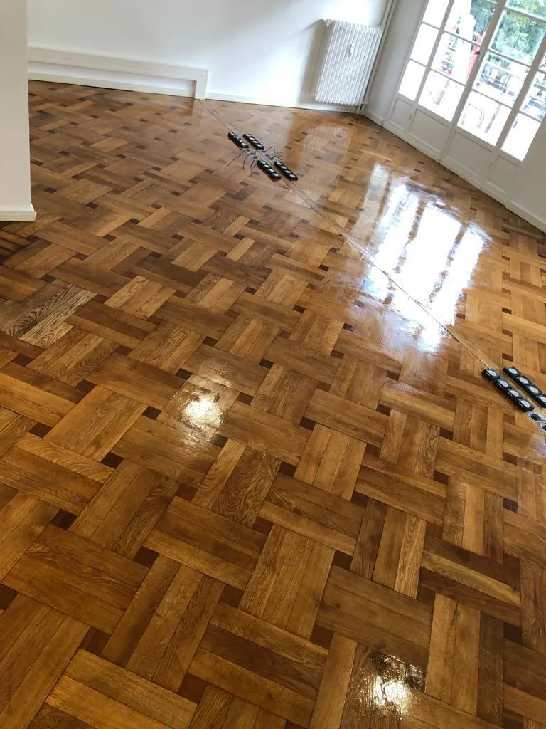 Parquet massif point de Hongrie vitrifié