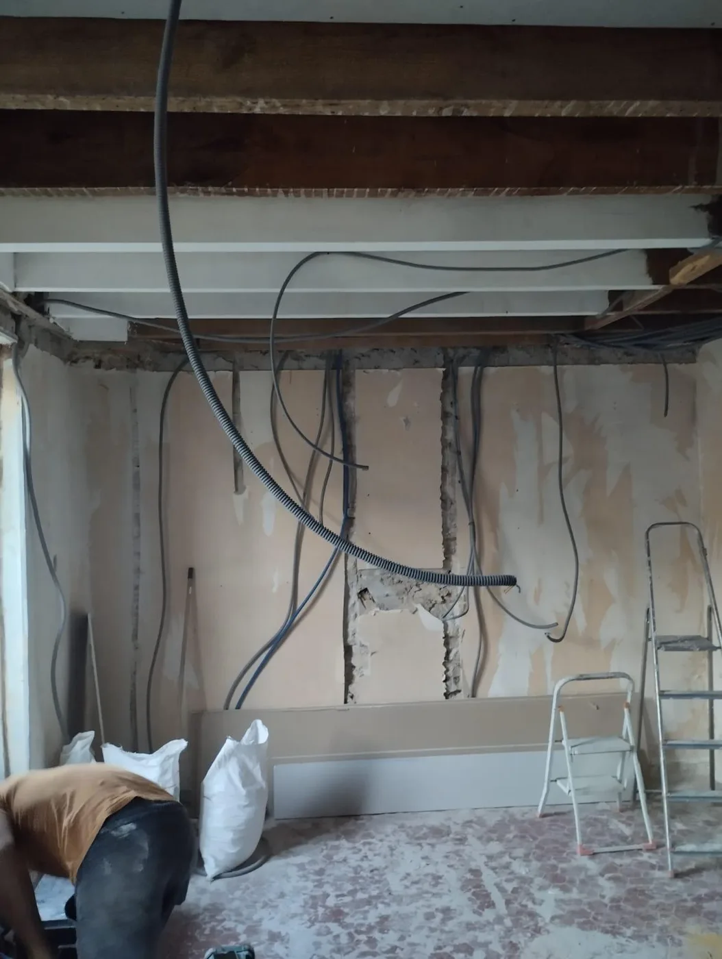Dépose de plafond et réseaux avant rénovation