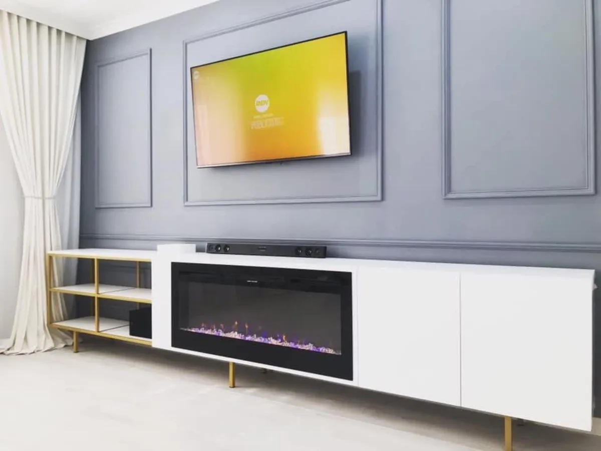 Salon avec mur à moulures et cheminée décorative