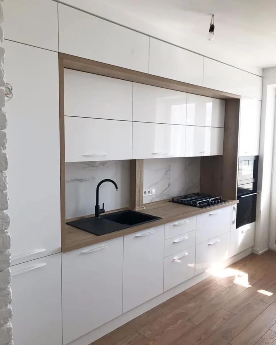Cuisine blanche laquée avec crédence en marbre et plan de travail bois