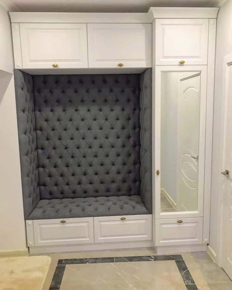 Entrée sur mesure avec banquette capitonnée et rangements blancs