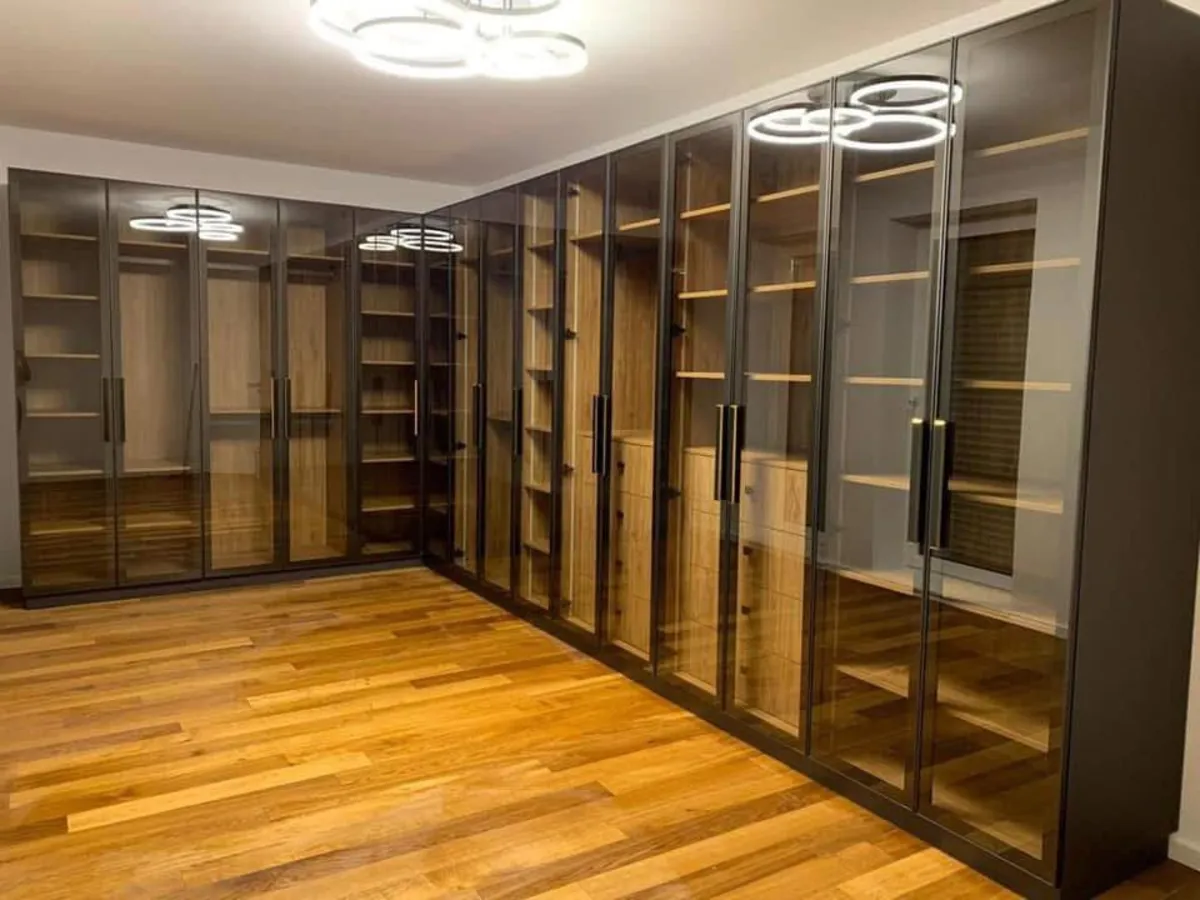 Dressing sur mesure aux portes vitrées avec éclairage LED