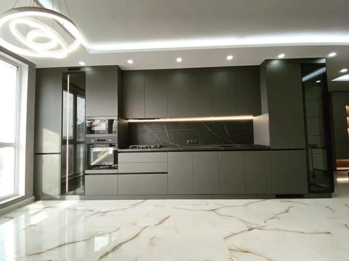 Cuisine anthracite avec crédence en marbre