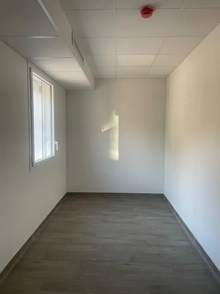 Pièce rénovée, peinture et sol