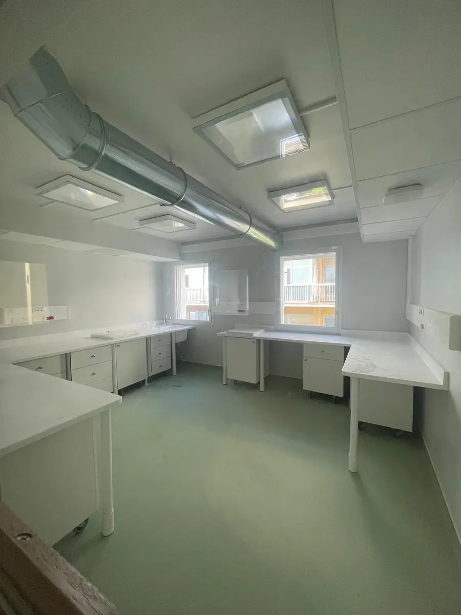 Laboratoire rénové, sol résine